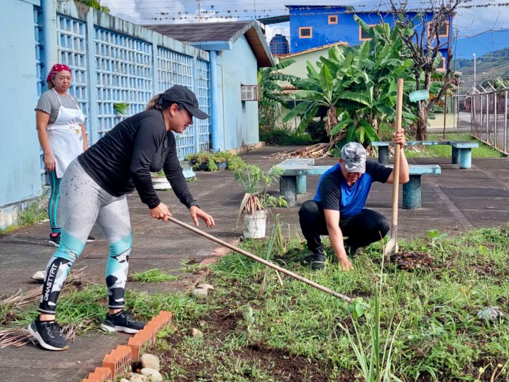 La Escuela debe ser el centro de la comunidad y cuidarla y mantenerla