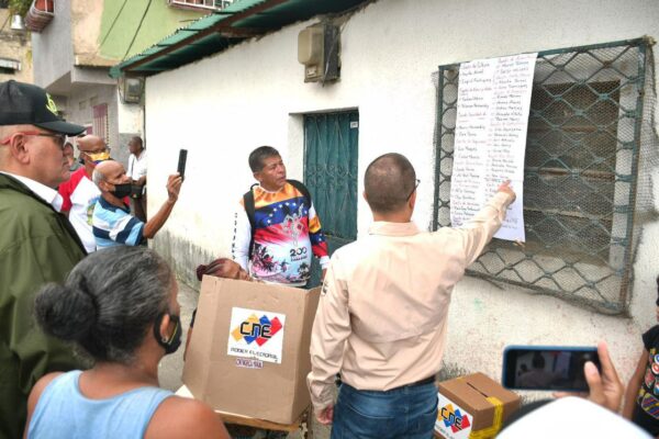 Ministrodecomunaspresenteenlarenovacióndevoceríasenelrecreo