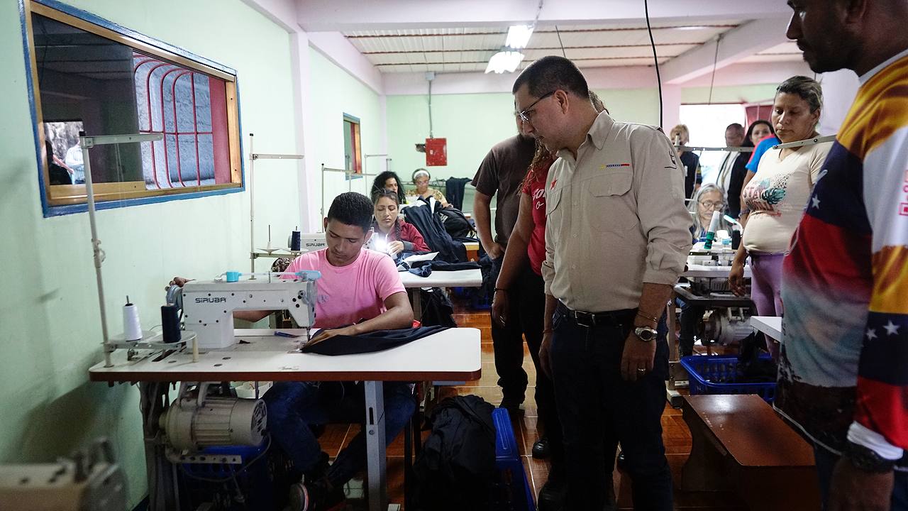 Confeccionará combos de uniformes escolares EPS