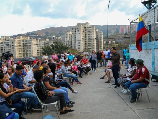 Comuna "Vamos Gente de Mi Tierra" de Caricuao debate 5ta línea de transformación