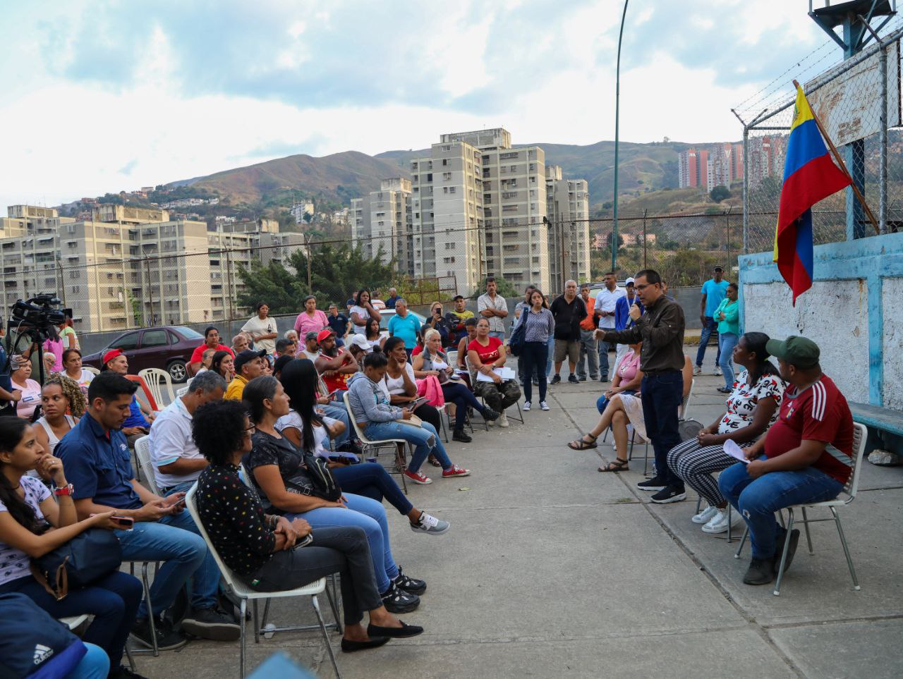 Comuna "Vamos Gente de Mi Tierra" de Caricuao debate 5ta línea de transformación