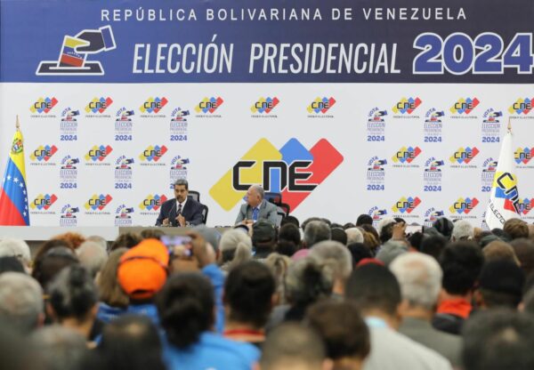 Maduro en el cne anuncia solicitud de convocatoria para segunda consulta popular