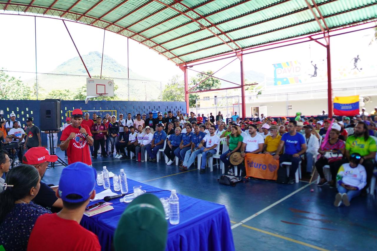 Juventud Comunera y ministro Ángel Prado