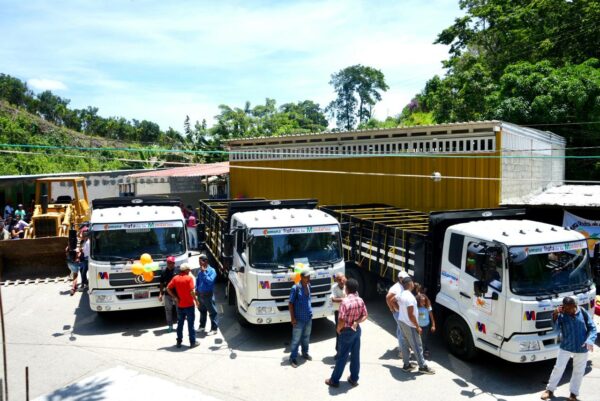 Gobierno nacional entrega camiones, máquina y galpón a Comuna La Ruta de la Mandarina en Araira