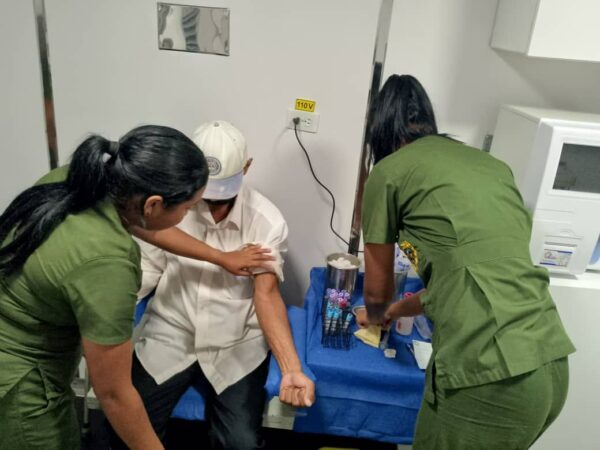 A 727 pacientes les fueron realizados exámenes de laboratorio