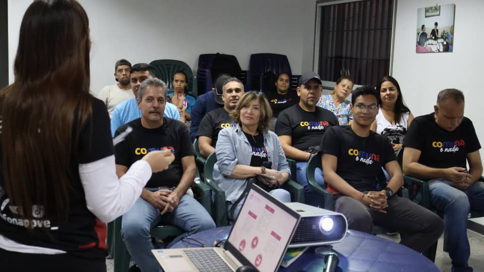 Asimismo, aseguró que la responsabilidad de las Comunas junto al Ejecutivo y el Parlamento es acompañar al pueblo en la Renovación de las Vocerías y ahora a la elección de las Juezas y Jueces de paz.