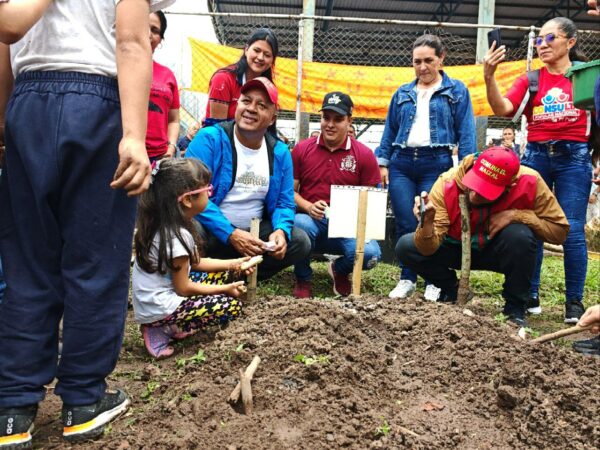 En San Cristobal participó en la inauguración del Conuco Escolar "Profesor Carlos Lanz".
