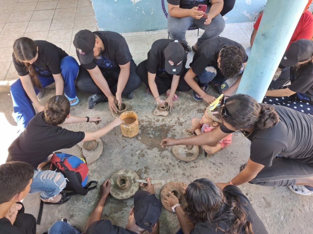 Este proceso formativo inició el pasado martes 26 de noviembre y se extendió por cinco días en los que esta avanzada de jóvenes sostuvieron jornadas de análisis teóricos, al tiempo que asistieron a talleres de producción de cerámica en la zona de los alfareros del sector El Cercado.