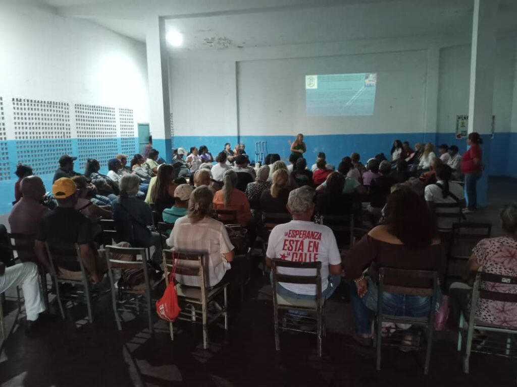 Agregó que en la rendición de cuentas estuvo presente el Parlamento Comunal, Jueces y Juezas de Paz Comunal, vocerías de los Consejos Comunales, Jefas y Jefes de UBCH y Jefas de comunidad.